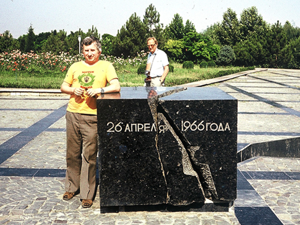 1983-07  SU-UZB - v Taškentu u památníku zemětřesení