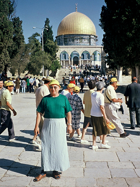 2000-08 ISR - Jerusalem-na posvátné hoře Moriah v sukni