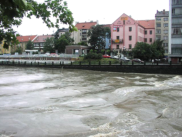 2002-08 CZ - Plzeň-povodeň. Jez u Mrakodrapu se ztratil...