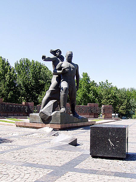 1983-07  SU-UZB - Taškent si připomíná zemětřesení v roce 1966