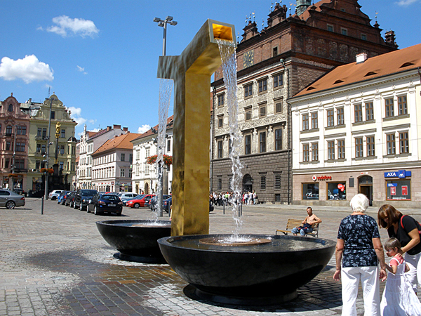 2010-07 CZ - Plzeň-náměstí Republiky-kašna Anděl