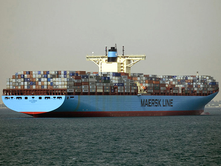 2009-04  EGY - takový je Suezský průplav. Plný kontejnerových lodí.