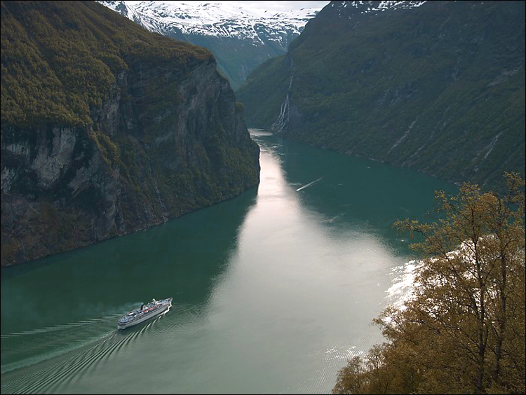 1994-07  N-Geirangerfjord je hluboký 1,5 km, dlouhý 16 km 