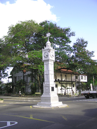 1997-04    SYC - Mahé-Victoria s typickými Clock Tower