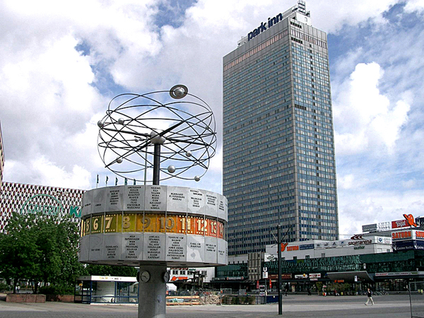 1990-06 DDR - Berlin-Alexanderplatz s hotelem Park Inn