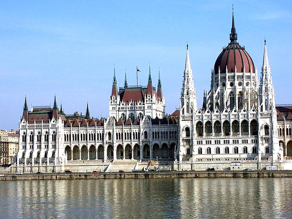 1982-07 H - Budapest-Dunaj s neogotickým parlamentem